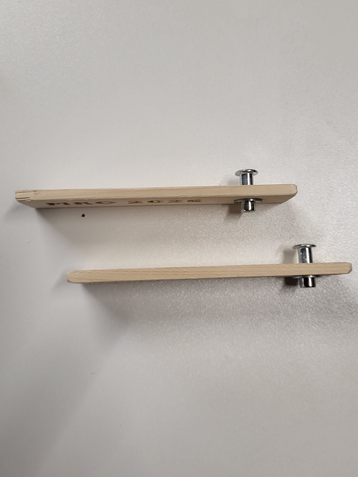 Houten flesopener met naam gegraveerd Gepersonaliseerde houten flesopener Flesopener met magneet voor koelkast Gegraveerde houten opener cadeau Stoere houten flesopener met tekst
