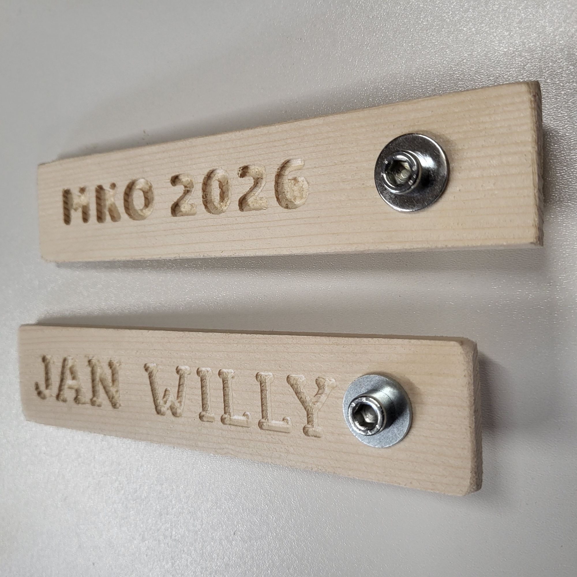 Houten flesopener met naam gegraveerd Gepersonaliseerde houten flesopener Flesopener met magneet voor koelkast Gegraveerde houten opener cadeau Stoere houten flesopener met tekst